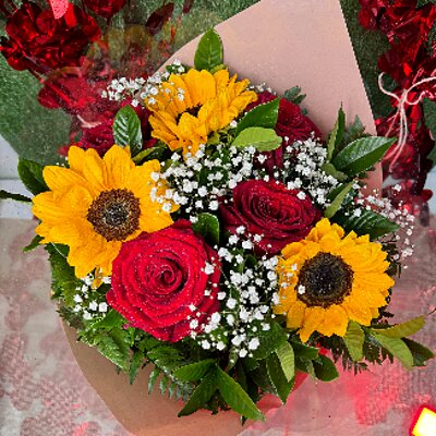 Buquê de rosas colombianas com girassóis — Floricultura Anny